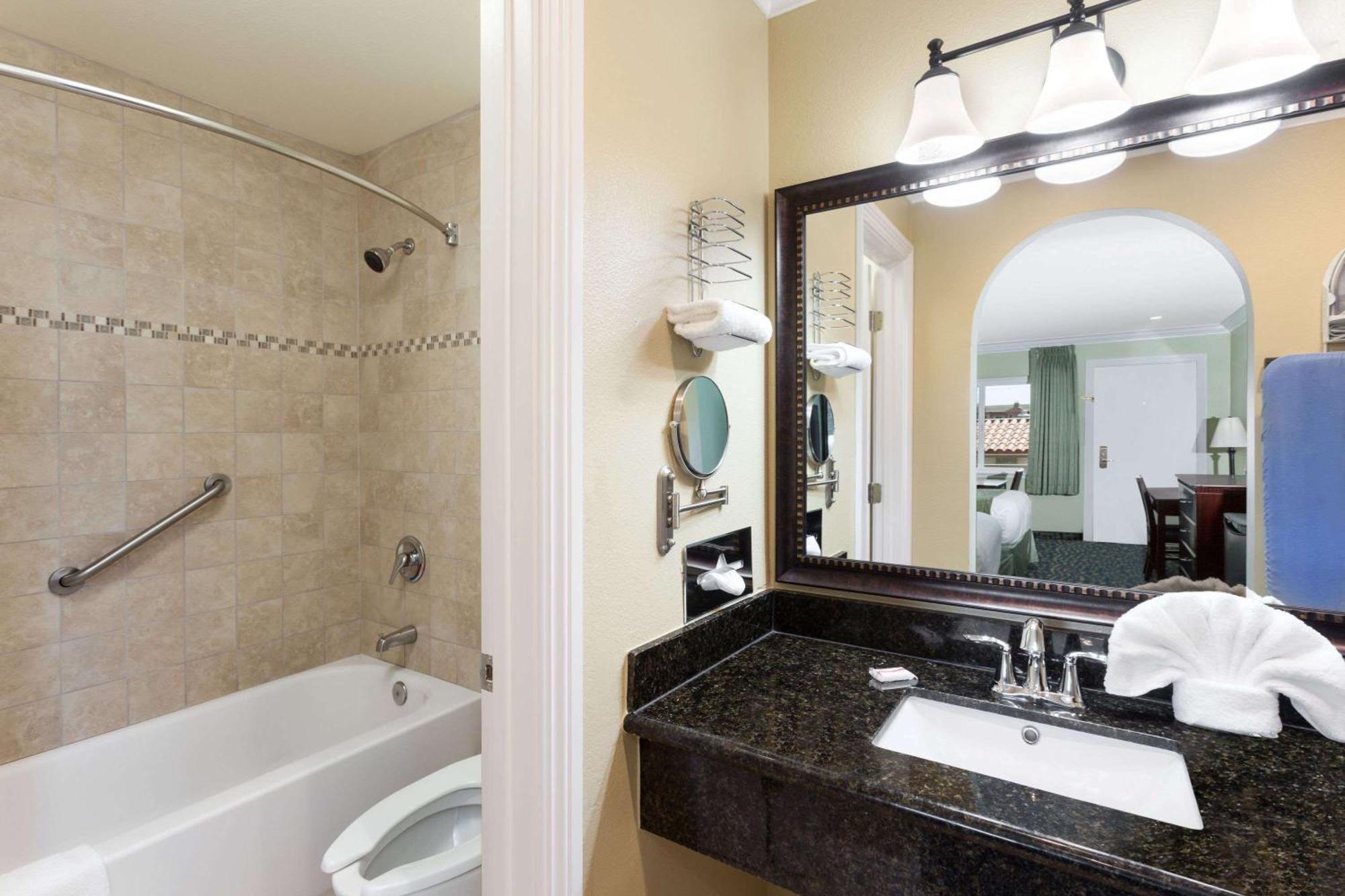 Travelodge By Wyndham Orange County Airport/ Costa Mesa Bagian luar foto